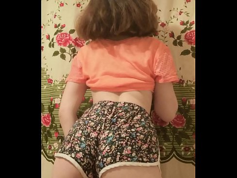 ❤️ 性感的年轻宝贝在镜头前脱下她的短裤 ❤️ Hard porn❤