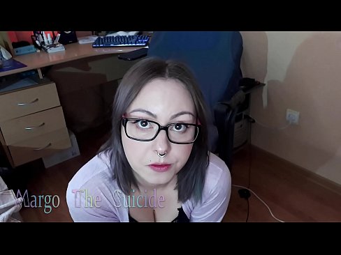 ❤️ 性感的眼镜女孩在镜头前深深地吸吮假阳具 ❤️ Hard porn❤